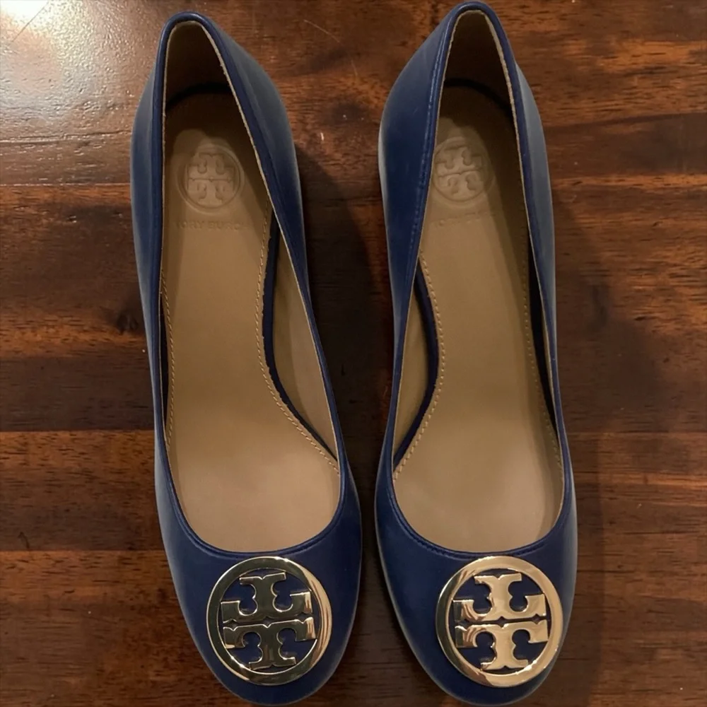 Tory Burch Navy Blue Logo Block Heel Pumps Size 6 - Picture 2 of 7